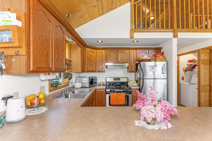 Year round home on 1900 acres of water!! This well maintained - photo 6