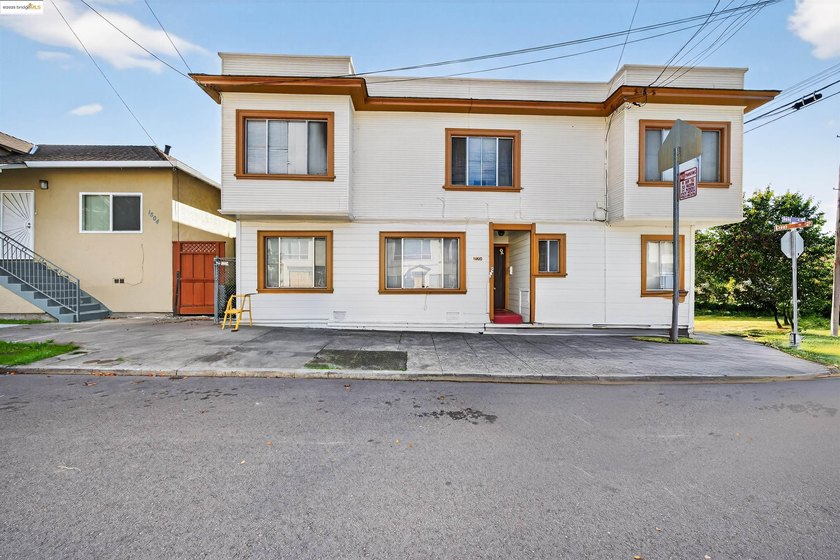 Six unit building with five 1 bedroom units and 1 studio unit - photo 2