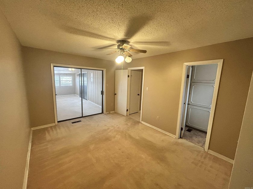 Great little 2 bedroom with over 1100 SF of space and a large - photo 20