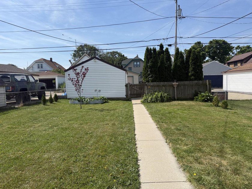 Welcome to this charming 3-bedroom Cape Cod in Cudahy! The main - photo 22