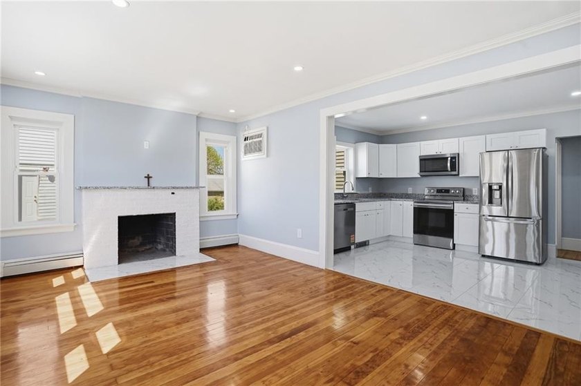 LOCATION! LOCATION! LOCATION!! THIS COMPLETELY UPDATED 3 BED 1.5 - photo 2