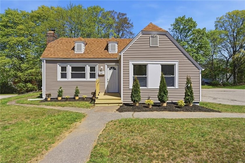 LOCATION! LOCATION! LOCATION!! THIS COMPLETELY UPDATED 3 BED 1.5 - photo 3