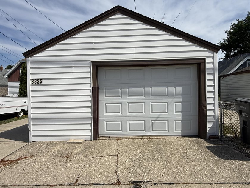 Welcome to this charming 3-bedroom Cape Cod in Cudahy! The main - photo 24