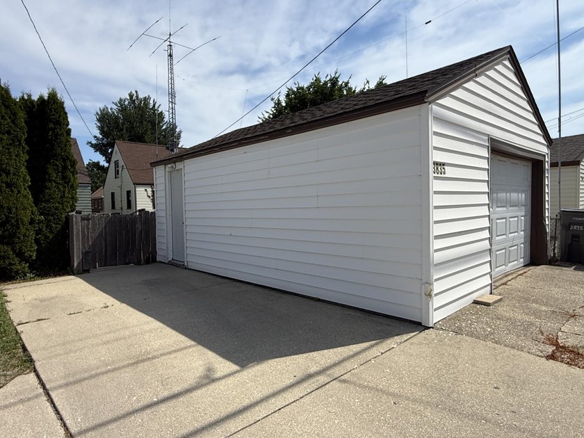 Welcome to this charming 3-bedroom Cape Cod in Cudahy! The main - photo 25