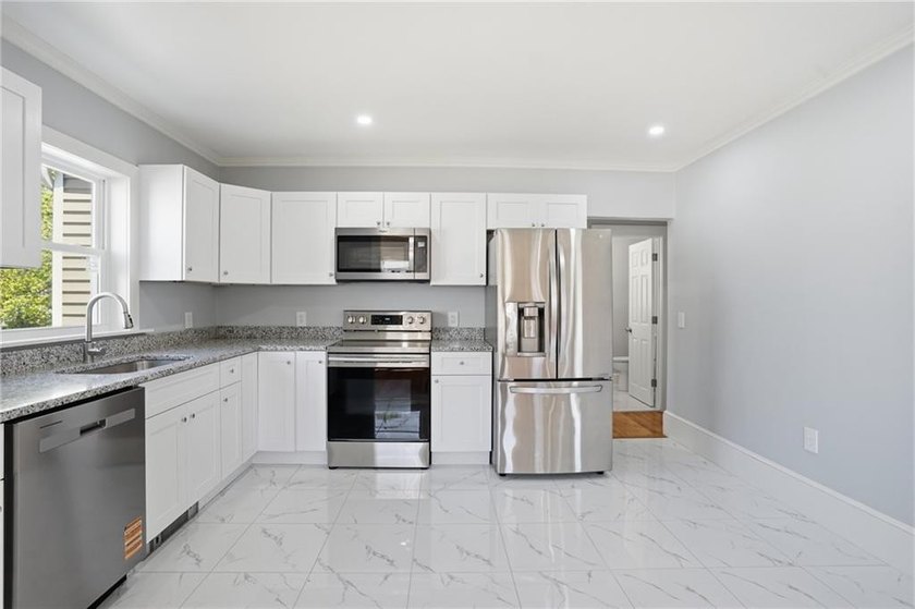 LOCATION! LOCATION! LOCATION!! THIS COMPLETELY UPDATED 3 BED 1.5 - photo 7