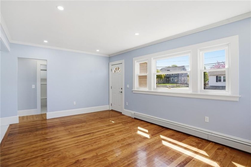 LOCATION! LOCATION! LOCATION!! THIS COMPLETELY UPDATED 3 BED 1.5 - photo 9