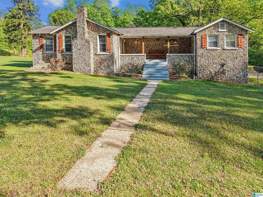 This estate truly embodies the essence of Alabama. Spanning over - photo 32