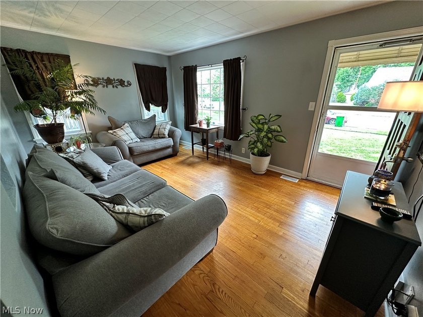 Welcome home to this well-maintained 3-bedroom, 2 full bathroom - photo 5