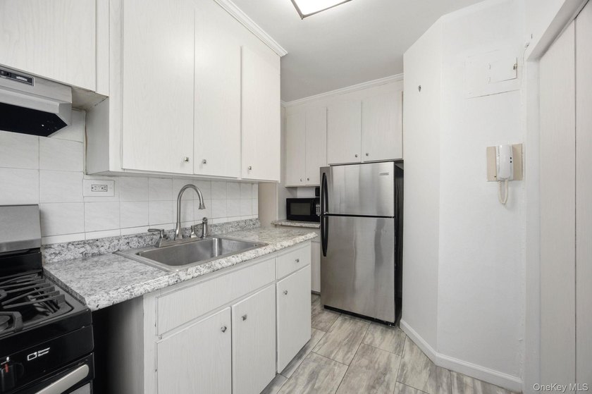 New to Market at 800 Grand Concourse! A bright, south-facing - photo 6