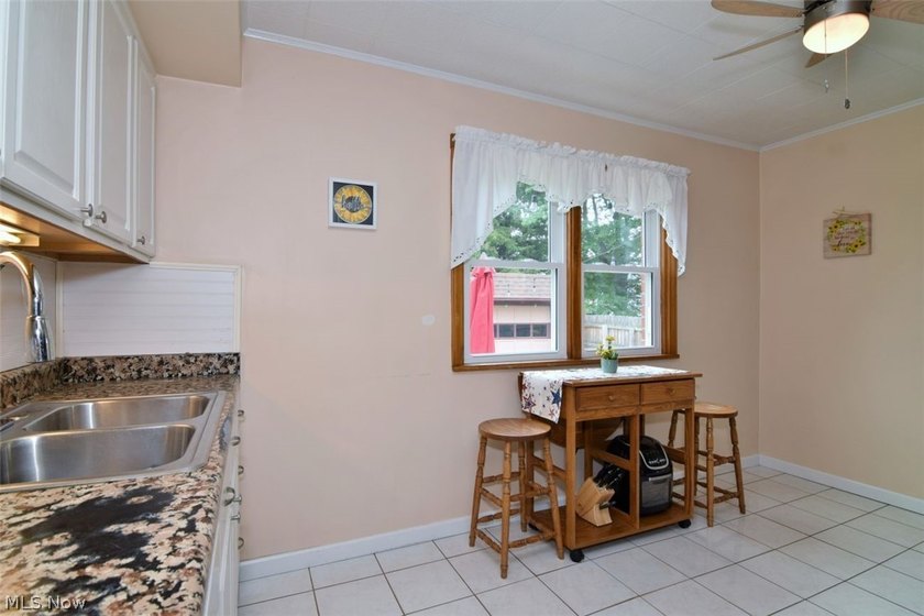 Welcome home to this well-maintained 3-bedroom, 2 full bathroom - photo 7