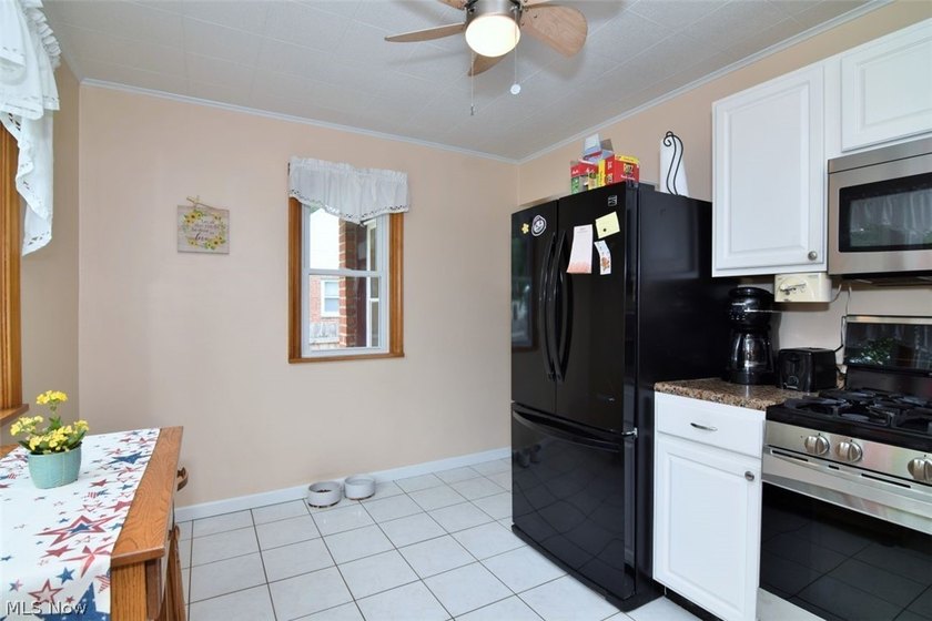 Welcome home to this well-maintained 3-bedroom, 2 full bathroom - photo 8