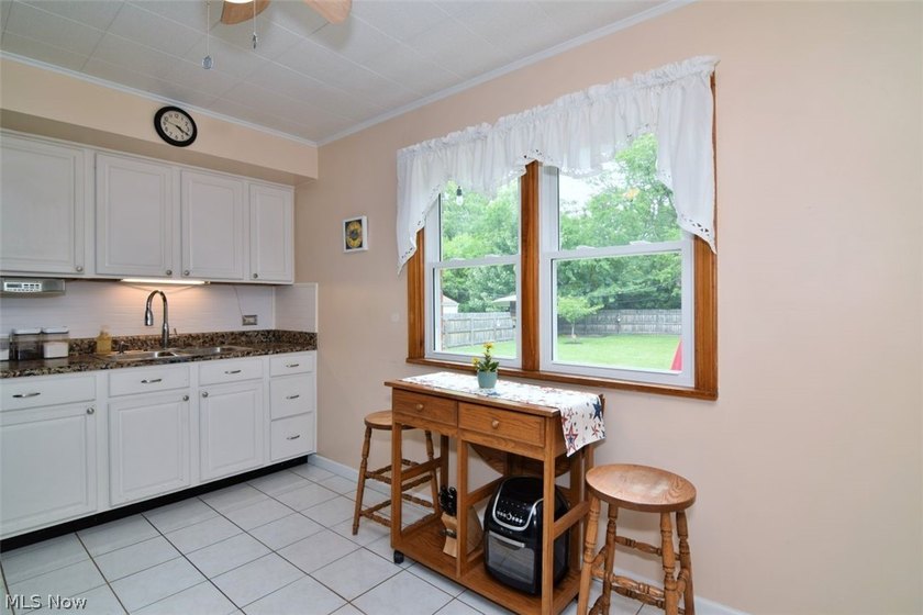 Welcome home to this well-maintained 3-bedroom, 2 full bathroom - photo 9