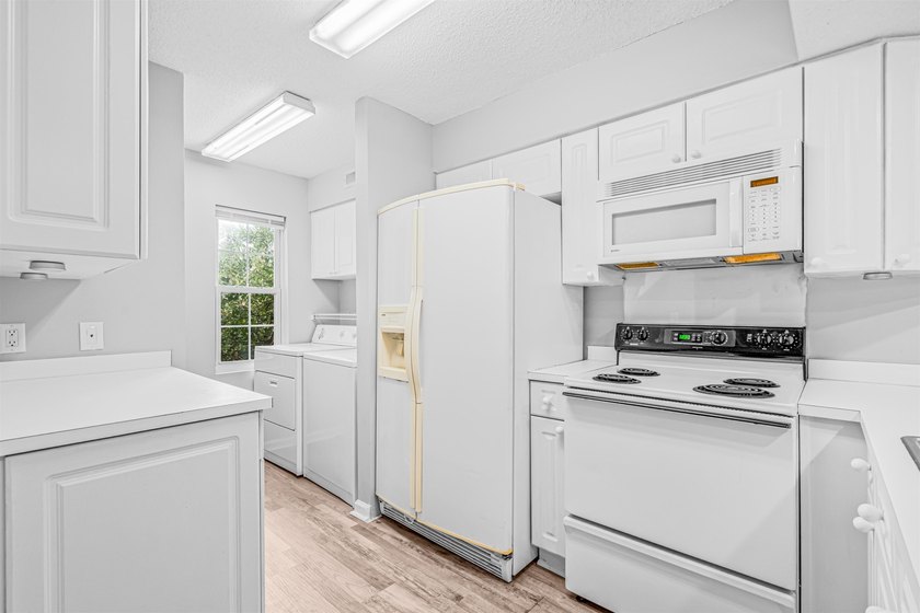 Welcome to this charming, updated 2-bedroom, 2-bathoom condo - photo 8