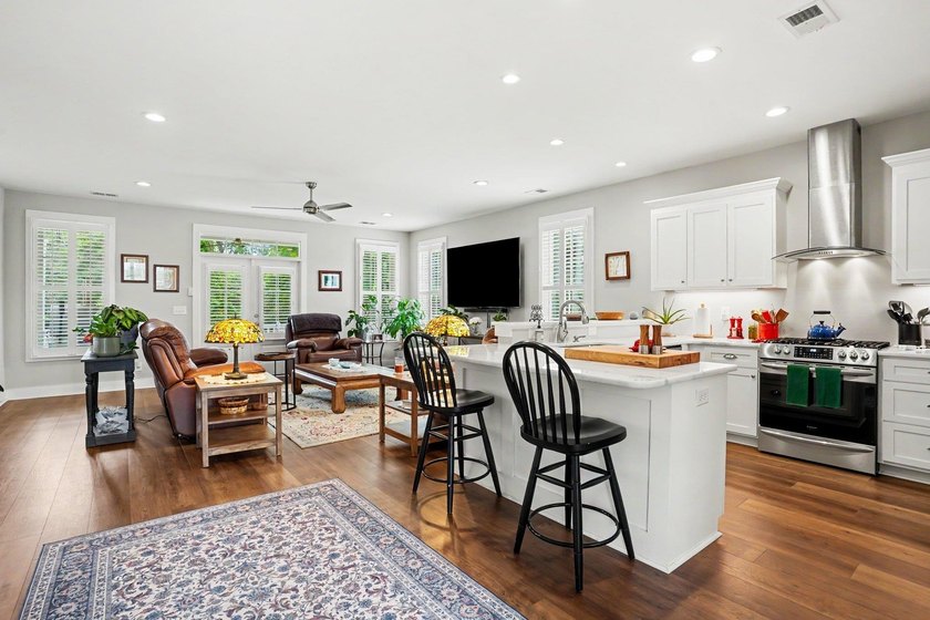 Better-Than-New Custom Home with Extensive Upgrades in the Heart - photo 4