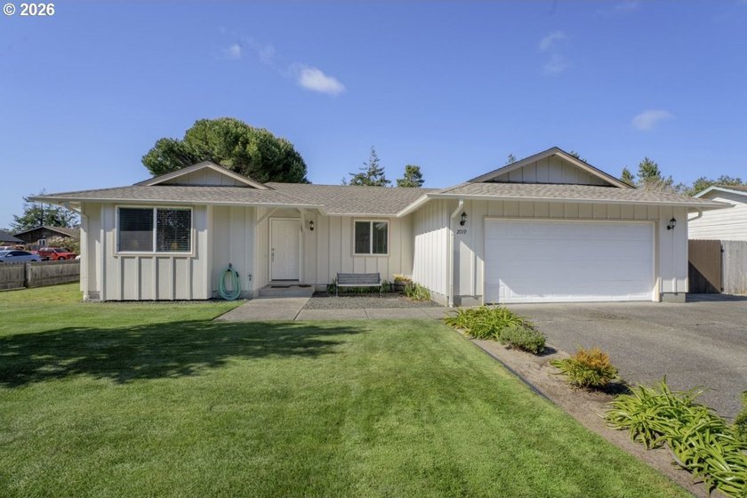 GREAT LOCATION! Spacious corner lot with an upgraded ranch-style - photo 2