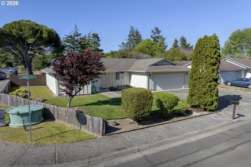 GREAT LOCATION! Spacious corner lot with an upgraded ranch-style - photo 3