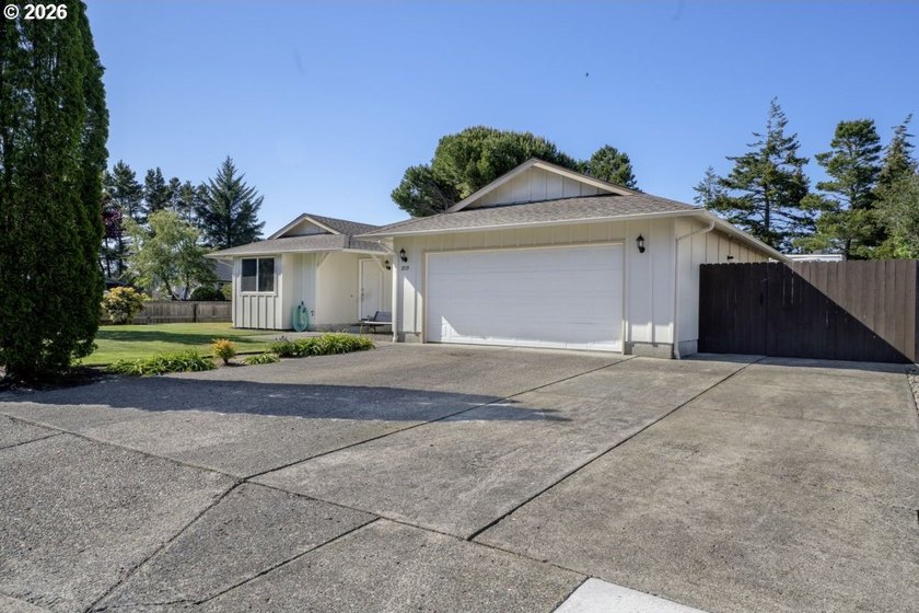 GREAT LOCATION! Spacious corner lot with an upgraded ranch-style - photo 4