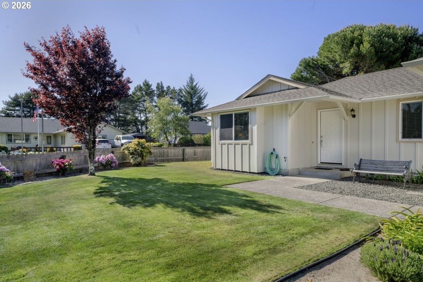 GREAT LOCATION! Spacious corner lot with an upgraded ranch-style - photo 5