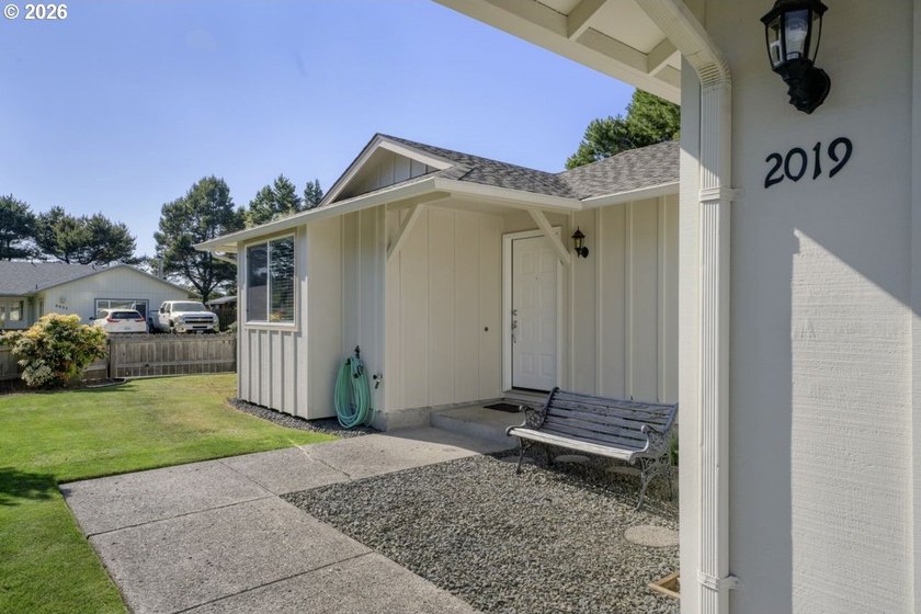 GREAT LOCATION! Spacious corner lot with an upgraded ranch-style - photo 6