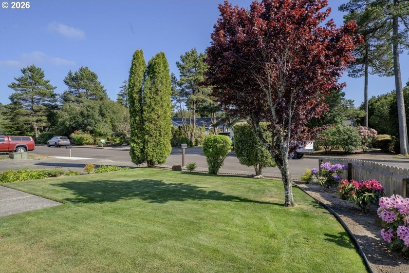 GREAT LOCATION! Spacious corner lot with an upgraded ranch-style - photo 7