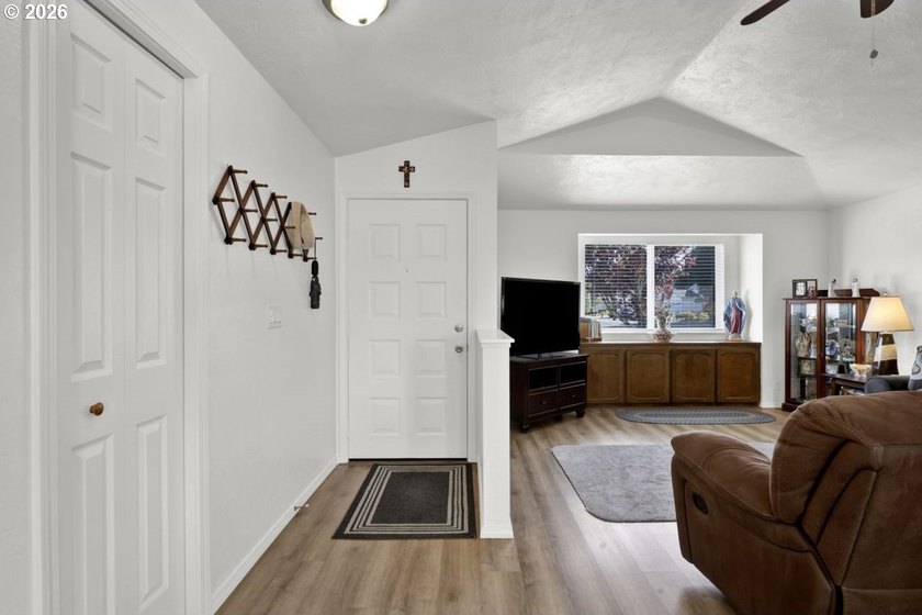 GREAT LOCATION! Spacious corner lot with an upgraded ranch-style - photo 8