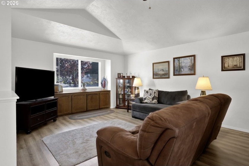 GREAT LOCATION! Spacious corner lot with an upgraded ranch-style - photo 9