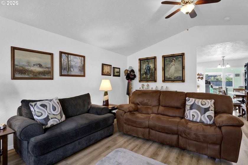 GREAT LOCATION! Spacious corner lot with an upgraded ranch-style - photo 10