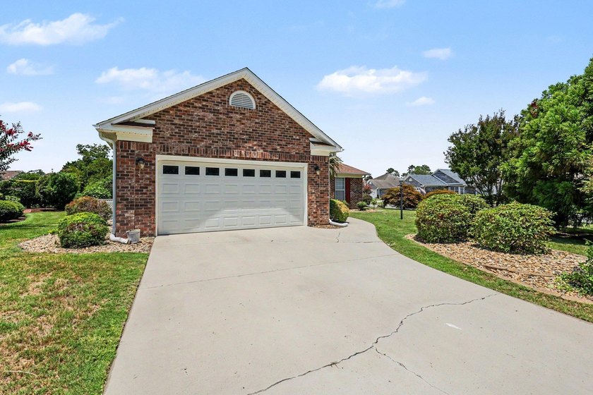 Welcome to this charming 3 bedroom, 2 bathroom ranch style home - photo 4