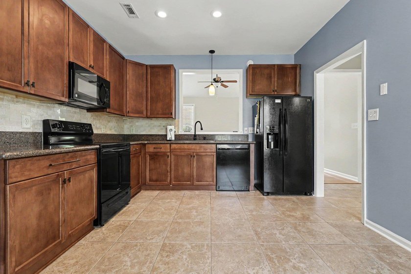 Welcome to this charming 3 bedroom, 2 bathroom ranch style home - photo 8