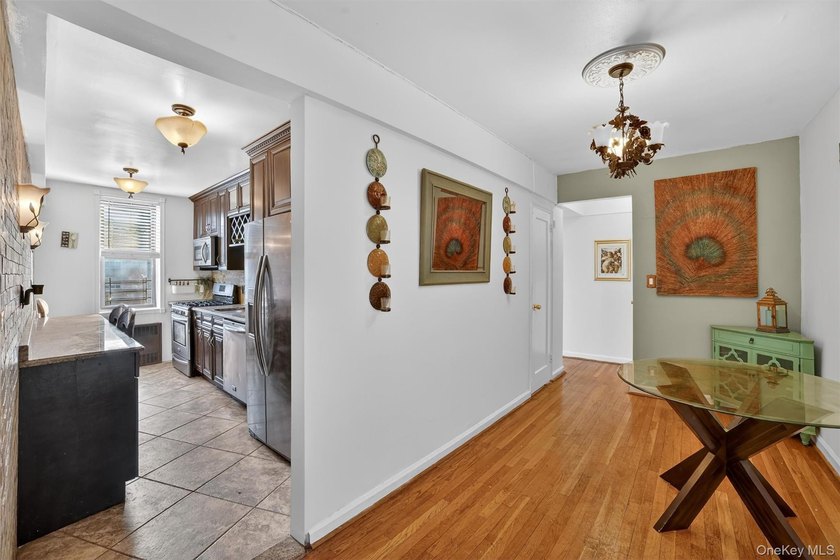 Bright and inviting 2-bedroom, 1-bathroom co-op apartment in the - photo 4
