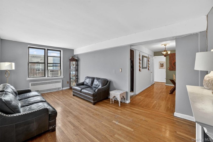 Bright and inviting 2-bedroom, 1-bathroom co-op apartment in the - photo 9