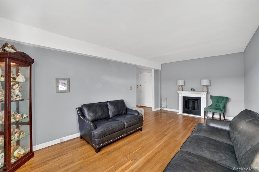Bright and inviting 2-bedroom, 1-bathroom co-op apartment in the - photo 10