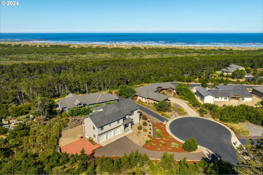 Stunning 2 story luxury home with incredible views of the ocean - photo 5
