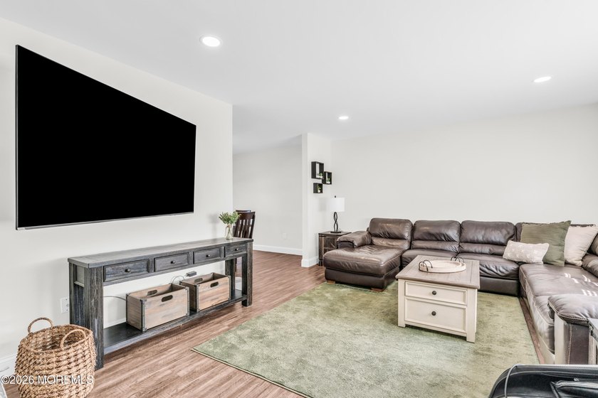Welcome to this beautifully maintained 3-bedroom, 2.5-bath - photo 4