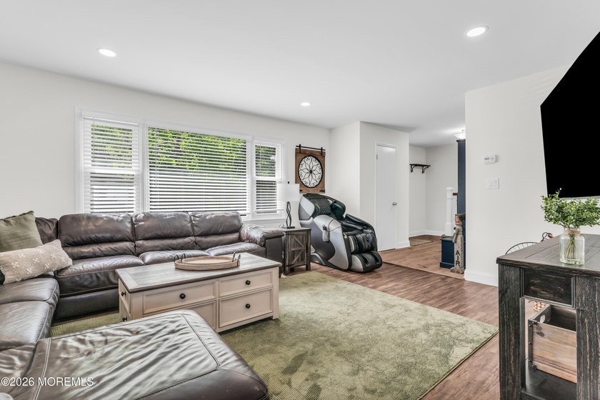 Welcome to this beautifully maintained 3-bedroom, 2.5-bath - photo 5