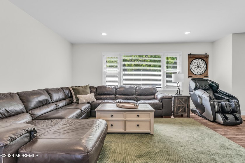 Welcome to this beautifully maintained 3-bedroom, 2.5-bath - photo 6