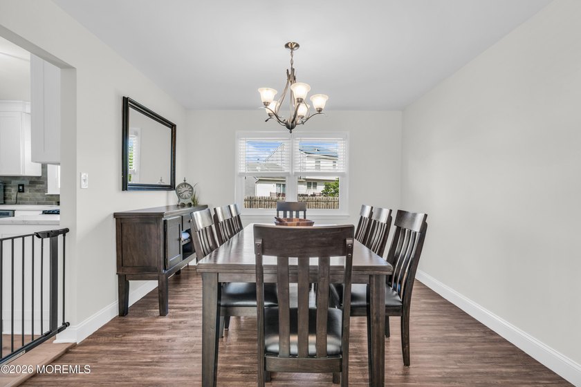 Welcome to this beautifully maintained 3-bedroom, 2.5-bath - photo 7