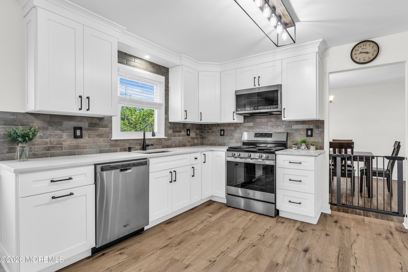 Welcome to this beautifully maintained 3-bedroom, 2.5-bath - photo 9