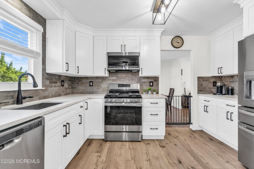 Welcome to this beautifully maintained 3-bedroom, 2.5-bath - photo 10