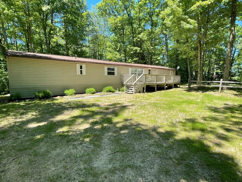 Newly remodeled and move-in ready, this inviting 3-bedroom - photo 2