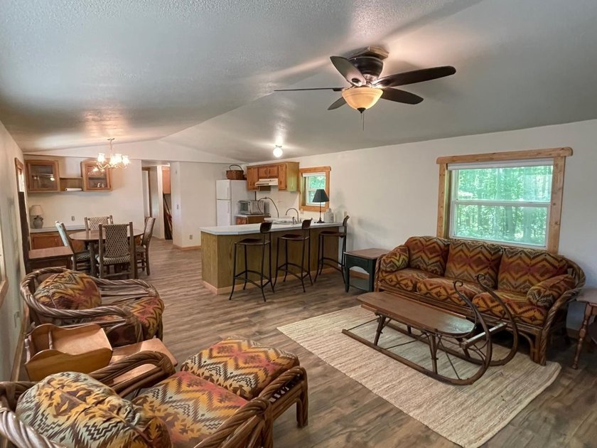 Newly remodeled and move-in ready, this inviting 3-bedroom - photo 4