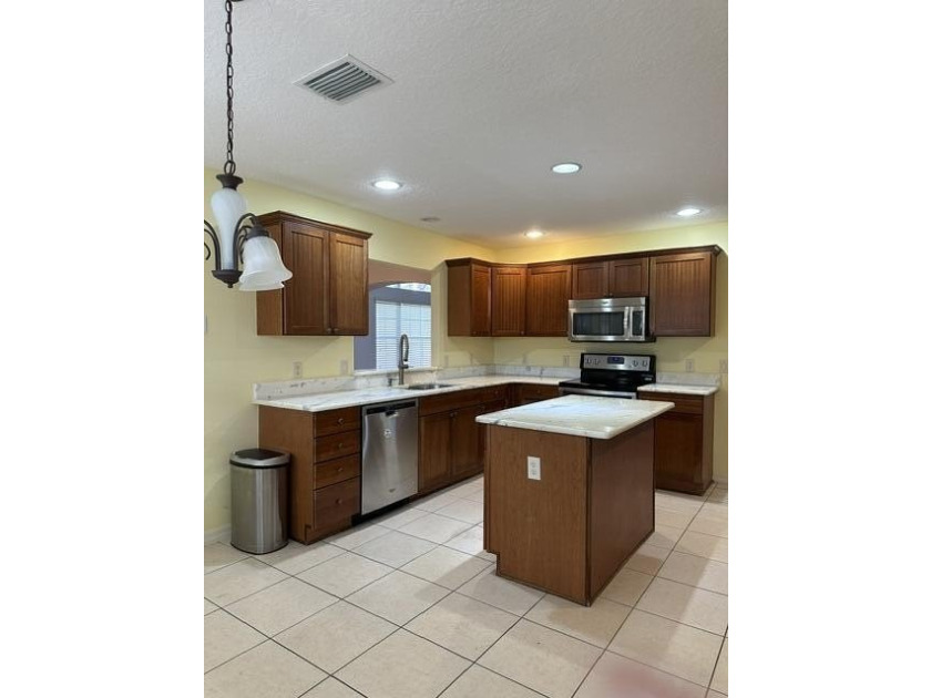 Beautiful corner lot! Lots of upgrades! Extra large screened - photo 13