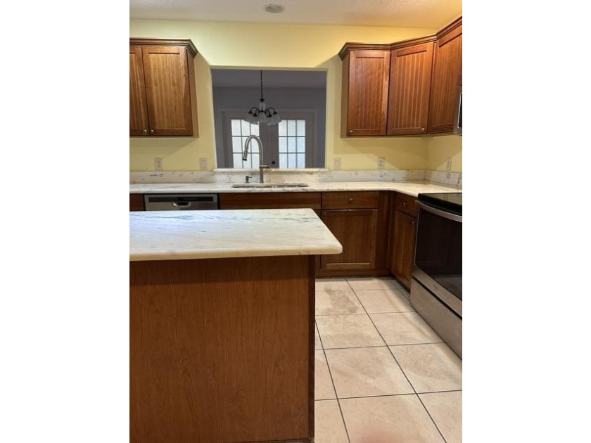 Beautiful corner lot! Lots of upgrades! Extra large screened - photo 15
