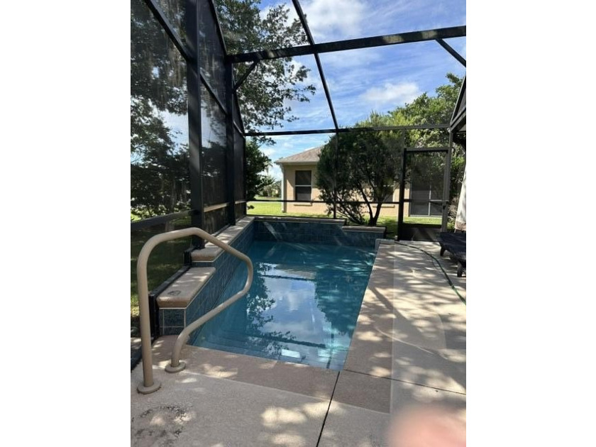 Beautiful corner lot! Lots of upgrades! Extra large screened - photo 18