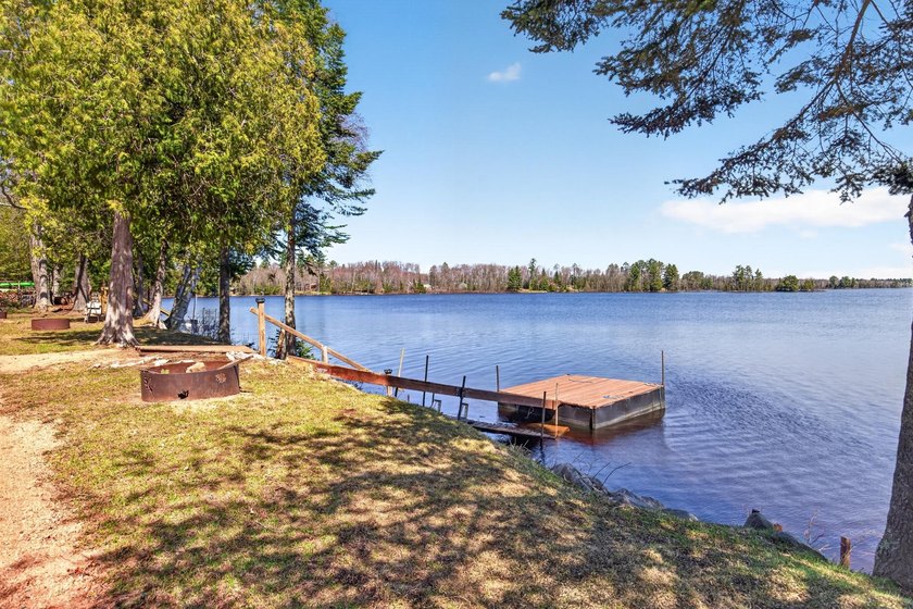 Beautiful year-round cabin situated right at the water's edge - photo 3