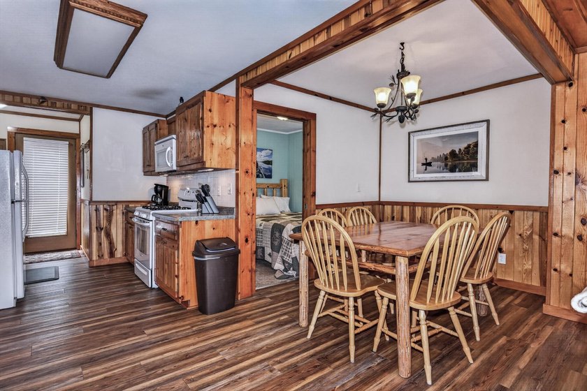 Beautiful year-round cabin situated right at the water's edge - photo 6