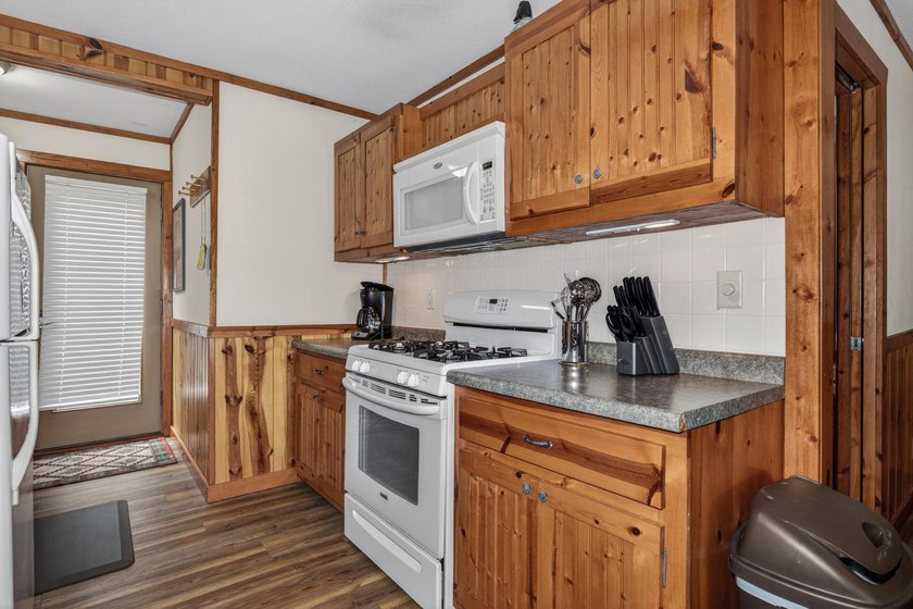 Beautiful year-round cabin situated right at the water's edge - photo 8
