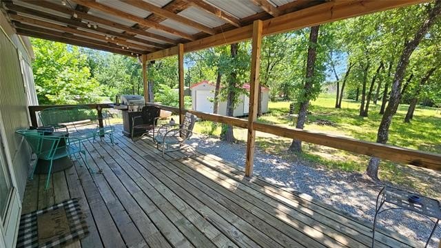 This well-maintained, turn-key 1996 mobile home features 3 - photo 8