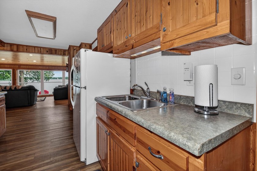 Beautiful year-round cabin situated right at the water's edge - photo 9