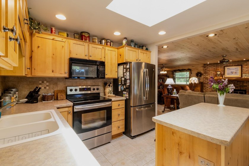 Neat, tidy, and designed for easy main-level living, this - photo 9